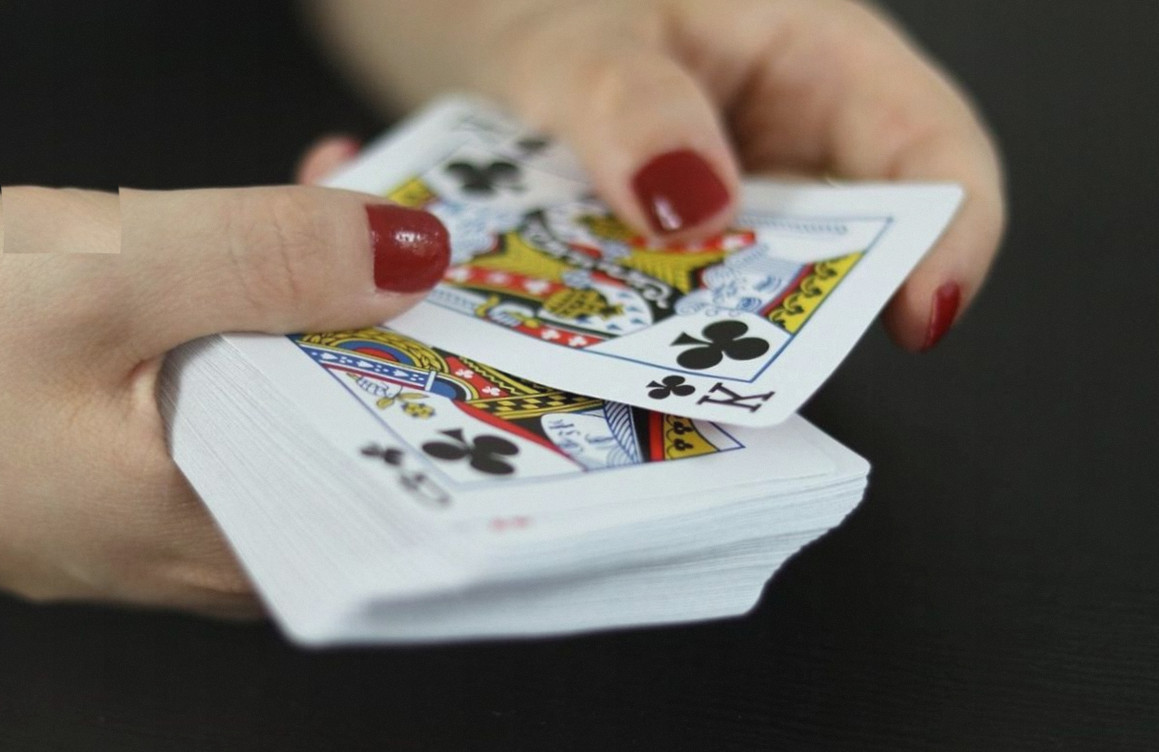 Chips, cards and drinks on the felt at Blisslume